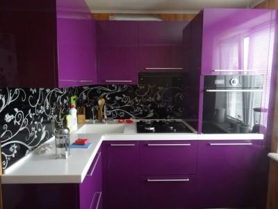 Фиолетовая кухня с рисунком на фартуке.